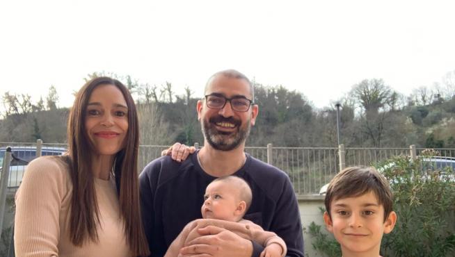 Ana Bescós junto su pareja Andrea Missud y sus hijos Francesco, de 7 años, y Anita, de solo cuatro meses.