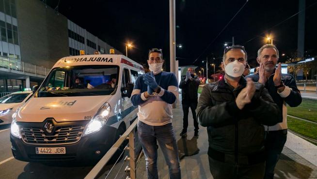 Los taxista de Zaragoza homenajean a los sanitarios