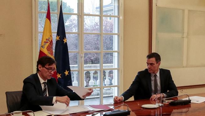 Pedro Sánchez y el ministro de Sanidad, Salvador Illa, este sábado durante la reunión del Comité Científico del COVID-19.