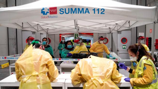 GRAF246. MADRID, 22/03/2020.- Personal sanitario accede por una zona protegida mientras comienzan a llegar los pacientes con coronavirus anoche a uno de los pabellones del recinto ferial Ifema habilitados para albergar 1.396 camas, en Madrid. EFE/ Comunidad De Madrid Llegada de pacientes al Ifema