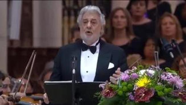 El tenor Plácido Domingo ha anunciado que ha dado positivo en las pruebas del coronavirus. El tenor, de 79 años, lo ha confirmado hace unas horas a través de sus redes sociales. Las pruebas han dado positivo después de presentar síntomas de tos y fiebre. Tanto él como su familia están en aislamiento.