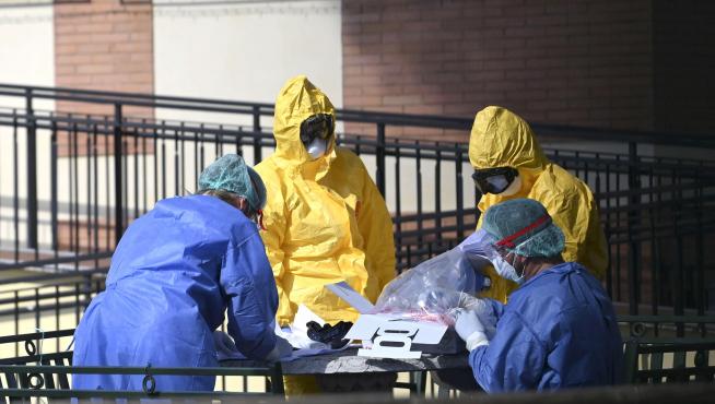 Rome (Italy), 24/03/2020.- Medical staff in protective suits work in the garden of the nursing home Papa Giovanni XXIII where some guests have tested positive to coronavirus, in Rome, Italy, 24 March 2020. (Italia, Roma) EFE/EPA/CLAUDIO PERI Coronavirus in Italy