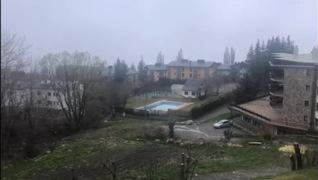 La nieve ha vuelto al Pirineo aragonés y en concreto a Cerler, donde este miércoles ha amanecido nevando.