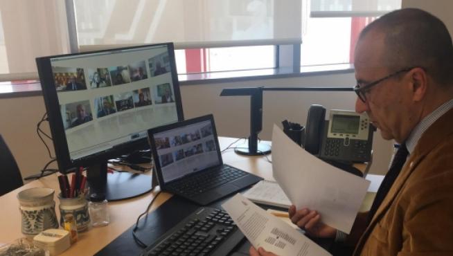 El consejero de Educación de la DGA, Felipe Faci, durante la reunión con la ministra y el resto de comunidades autómas