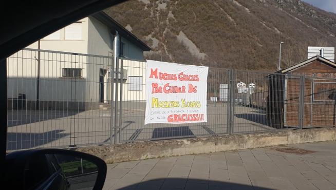 Una pancarta de apoyo en la residencia de Castejón de Sos.