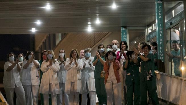 Personal del Miguel Servet en la puerta del centro hospitalario durante la hora de los aplausos en una foto de archivo