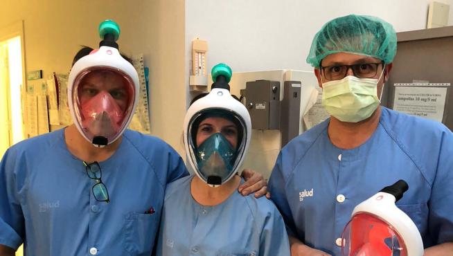 Sanitarios del hospital Royo Villanova de Zaragoza posando con las máscaras