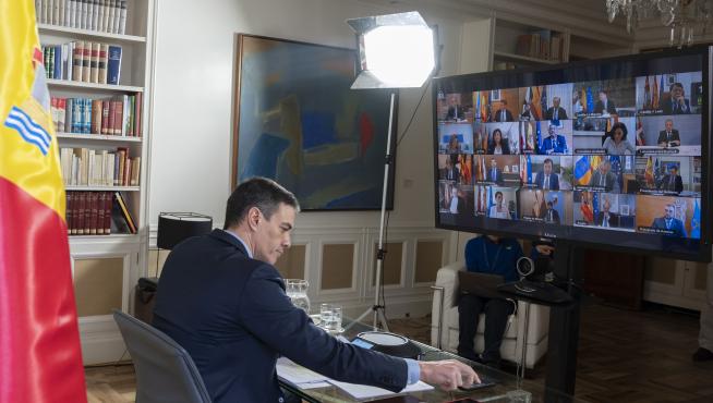 Sánchez hablando con los presidentes autonómicos este domingo