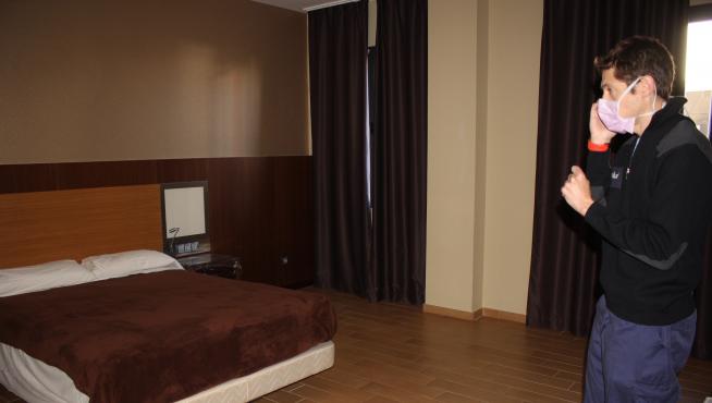 Una habitación del hotel medicalizado en Alcañiz.