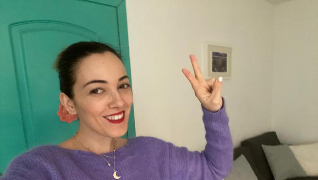 La joven Leticia Arroyo en su piso de 40 metros cuadrados en La Magdalena en Zaragoza.