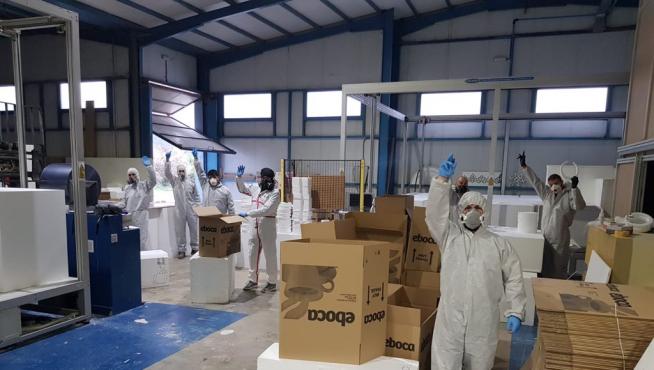 Los trabajadores de Tecmolde fabrican pantallas protectoras en Loporzano.