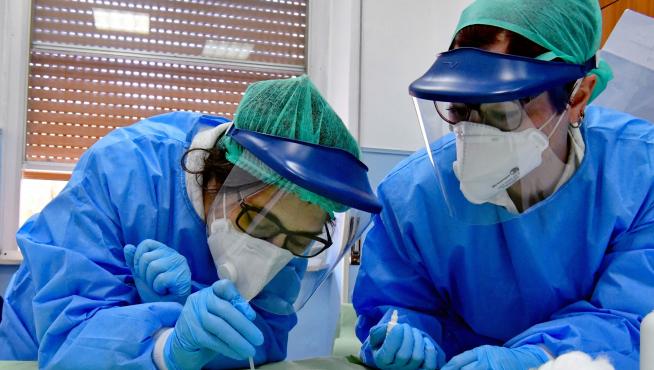 Trabajo con test de coronavirus en un laboratorio italiano.
