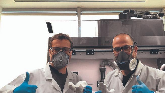 Responsables del diseño en Podoactiva muestran modelos de válvulas de respiradores y máscaras.