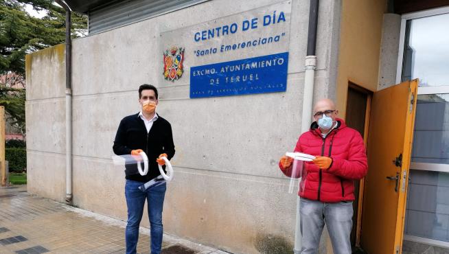 El teniente de alcalde Ramón Fuertes, a la izauierda, entrega pantallas para prevenir el contagio del coronavirus al gerente del Centro Comercial Abierto, Rodolfo Pangua.