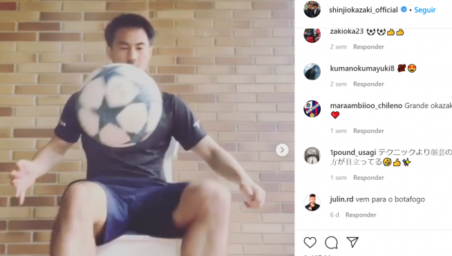 Okazaki realiza un ejercicio con balón a través de su cuenta de Instagram.