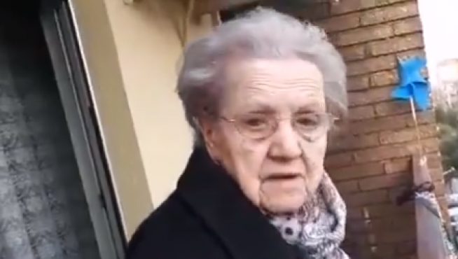 Captura del vídeo don la anciana disfruta de su aplauso de cumpleaños.