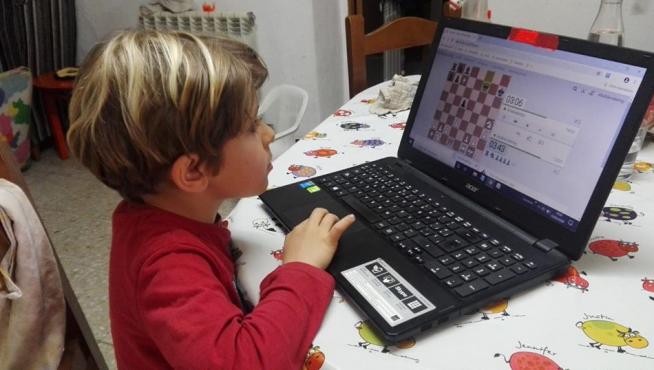 Jóvenes ajedrecistas de siete localidades del Somontano participan en un torneo virtual
