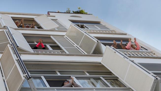 Los vecinos de Santa Cruz de Tenerife salen a los balcones y ventanas de sus casas para aplaudir a los sanitarios