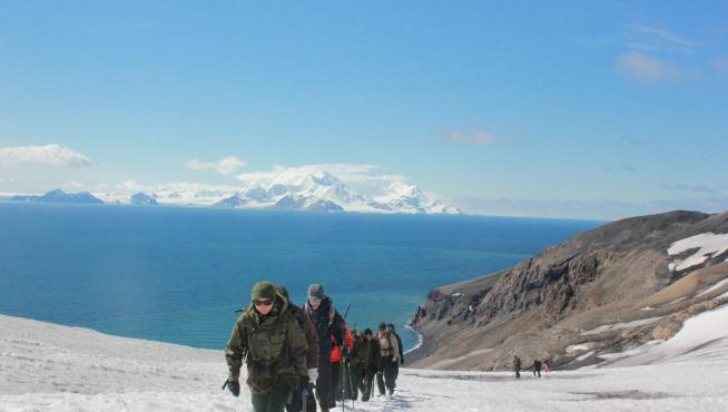 Militares del Ejército de Tierra acompañan a científicos por un cráter de la isla Decepción en la Antártida.
