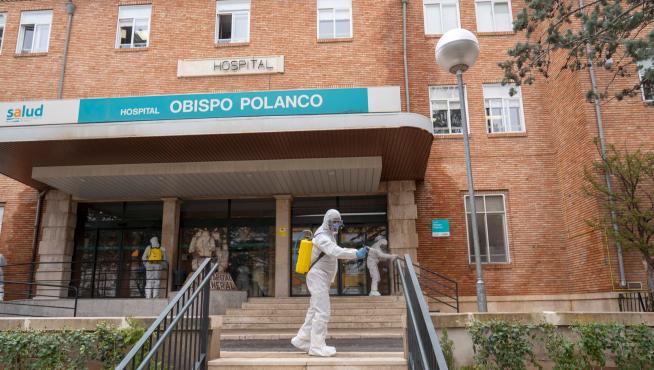 GRAF8777. TERUEL, 18/03/2020.- Miembros de la Unidad Militar de Emergencias (UME), desinfectan los alrededores del Hospital Obispo Polanco de Teruel. EFE/Antonio Garcia. [[[HA ARCHIVO]]]