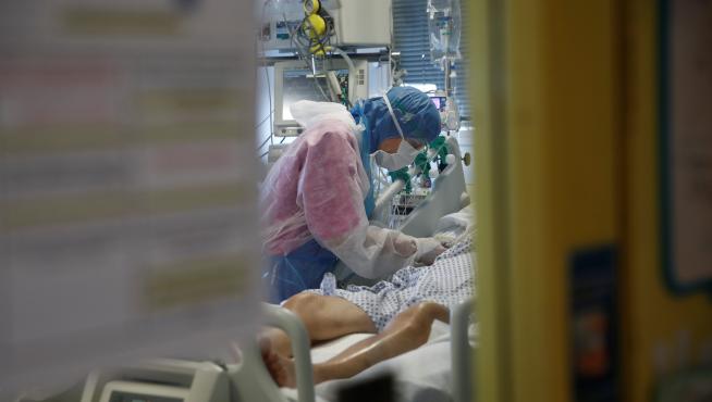 Un paciente con coronavirus, atendido en un hospital de París
