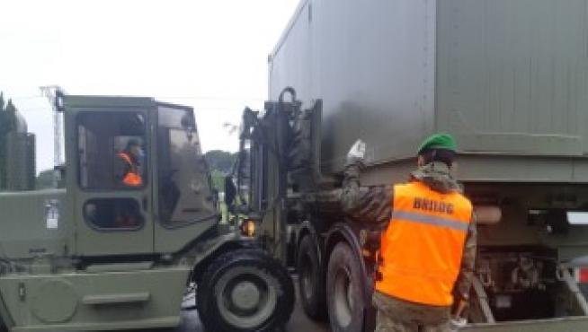 Militares de la Agrupación de Apoyo Logístico AALOG 41 traslada un contenedor ducha a la residencia Sonsoles de ATADES en Alagón para combatir el coronavirus.
