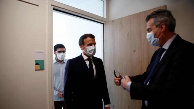 Macron visitó un centro médico cerca de París