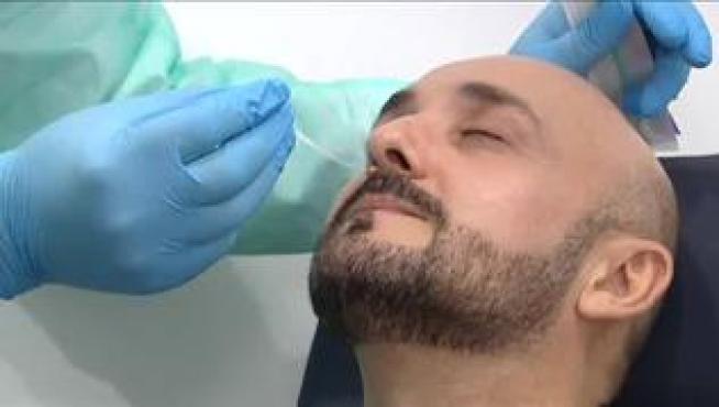 Este es el test rápido que el Gobierno ha elegido para realizar pruebas masivas. Busca el virus en una muestra tomada en la nariz y en poco tiempo nos indica si el paciente tiene antígenos. Si da positivo no hay dudas, pero si da negativo no es fiable y hay que buscar el virus realizando el test PCR.