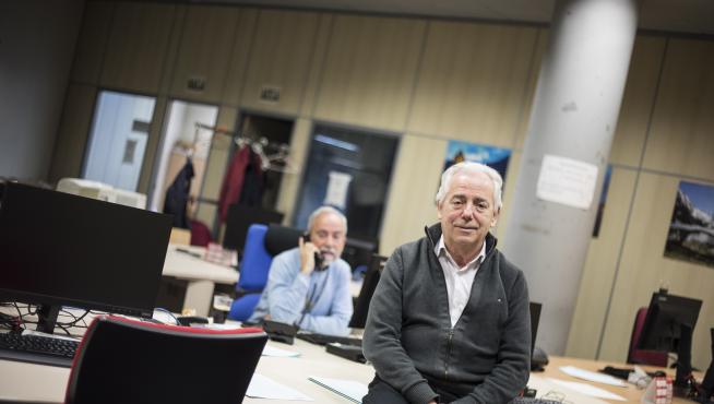 Manuel Granados, médico de Atención Primaria jubilado, y José Ignacio Sánchez Miret (detrás) atienden en el teléfono del Gobierno de Aragón a personas con síntomas de coronavirus.