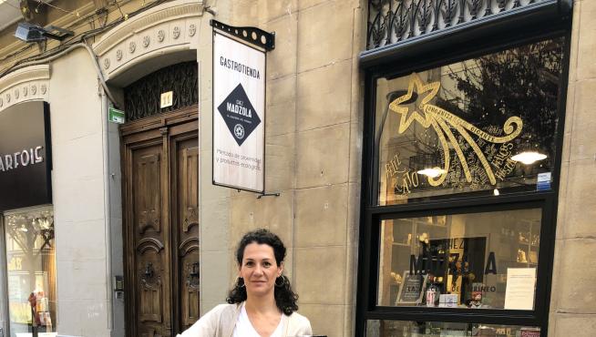 Elena Bernad, en las puertas de su tienda, Chez Marzola.