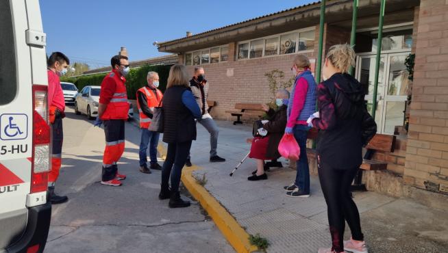 Benita Buisac de 87 años, ha hecho su primera parada en la residencia de Sariñena tras su traslado en una ambulancia de Cruz Roja desde el centro de Yéqueda.