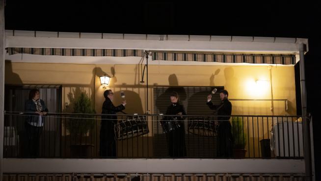 La familia, asomada al balcón de su casa de Híjar, poco antes de comenzar los redobles.
