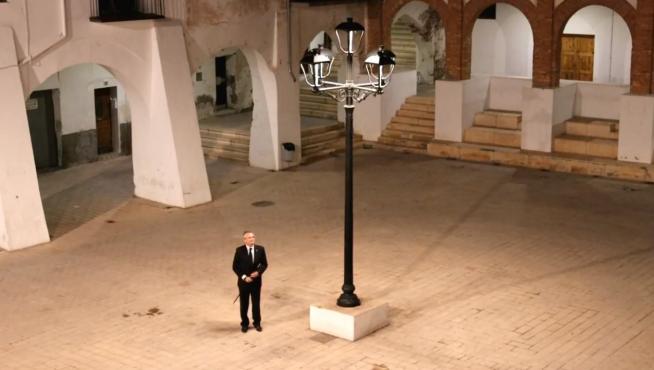 El alcalde de Híjar en la insólita soledad de una plaza vacía segundos antes de romper la hora