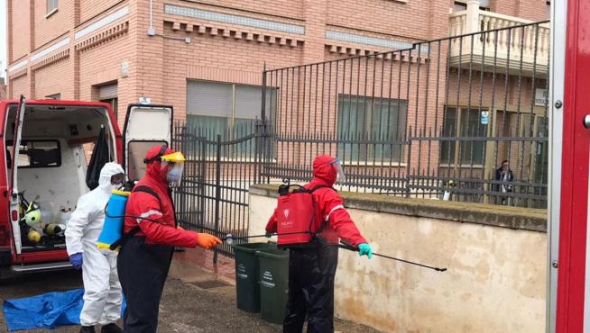 Los bomberos de la Diputación de Zaragoza han trabajado hoy viernes en la desinfección de la residencia de mayores Nuestra Señora de las Nieves de Letux