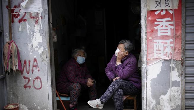 Dos personas con mascarillas este sábado en Wuhan.