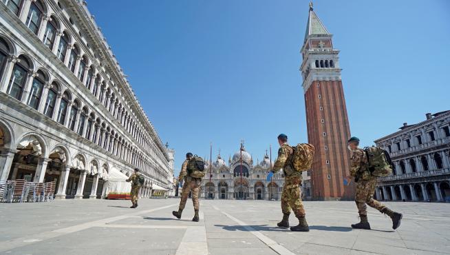 Militares caminan por una desierta plaza de San Marco en Venecia este domingo.