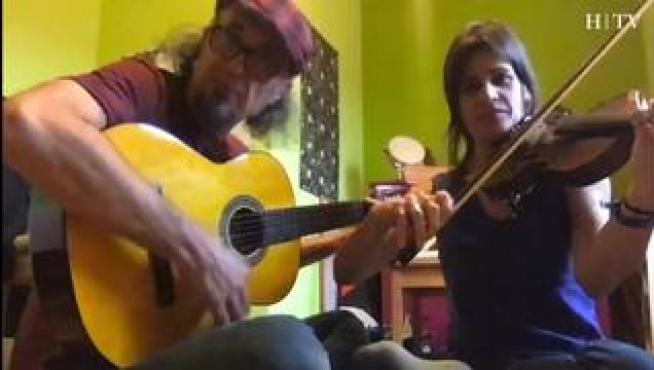 En 'Música en tiempos de coronavirus', los artistas Pepín Banzo y Elena Elena Suárez-Perdomo interpretan, desde su casa, la albada 'Me muero por tu querer'.