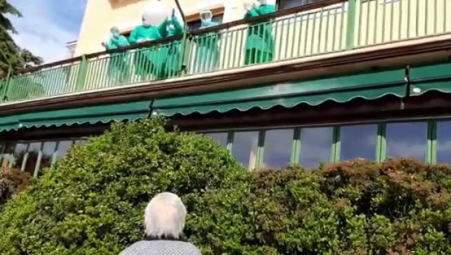 Pura se despide del personal de la residencia de Yéqueda que le ha atendido estos días por coronavirus.