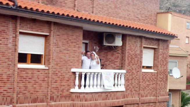 David García y Mamen Romero, en el balcón de su casa, vestidos de novios.