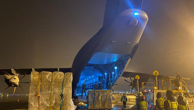 El avión A400M de la Base de Zaragoza carga material sanitario en el aeropuerto de Shangai (China) que llegará esta tarde a la base de Torrejón (Madrid)