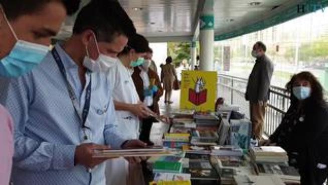 Las editoriales aragonesas donan este 23 de abril libros a los trabajadores del Hospital Miguel Servet de Zaragoza, como gesto de "gratitud" por su "gran labor".