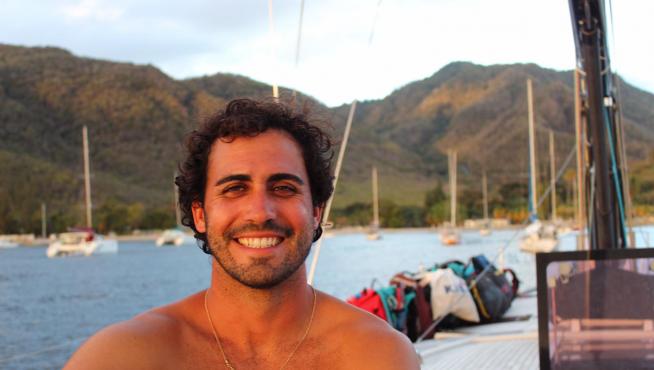 Adrián Valios, ingeniero naval y capitán de barco zaragozano, confinado en el Caribe.
