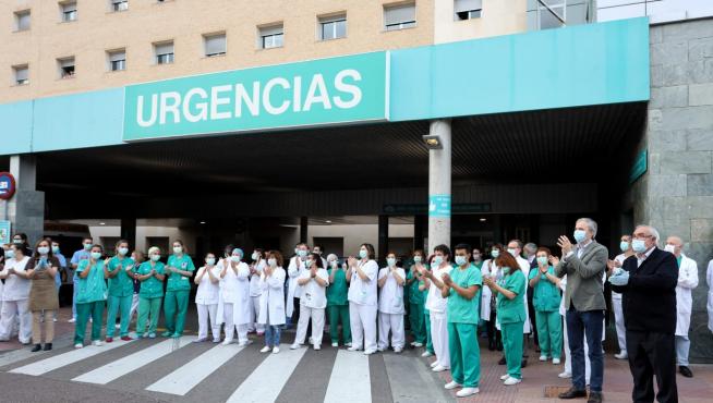 Azcón se suma al aplauso a los sanitarios a las puertas del hospital Miguel Servet