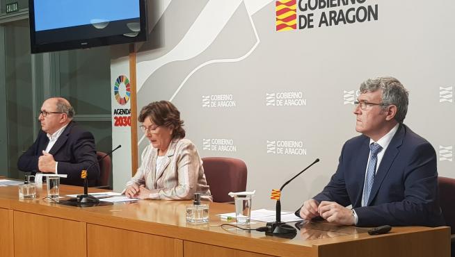 María Victoria Broto, en el centro, durante la rueda de prensa de la DGA de este sábado.