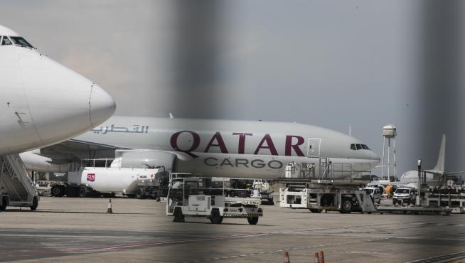 Un Boeing 777 de Qatar Airways, a su llegada este sábado al mediodía al aeropuerto de Zaragoza, procedente de Doha.