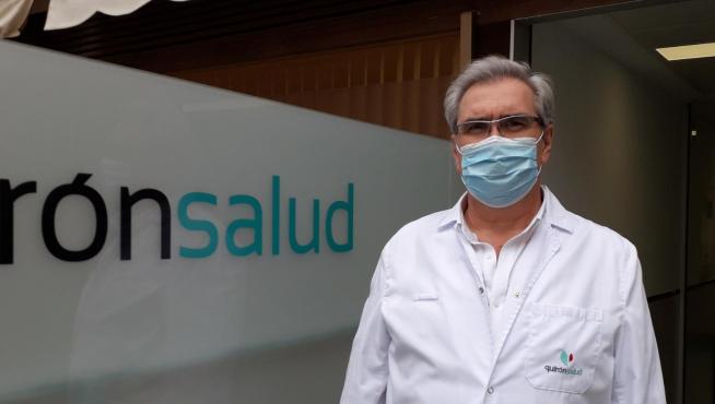 El doctor Gonzalo Alfaro, en el hospital Quirón.
