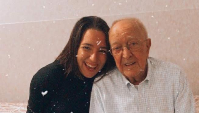 La zaragozana Patricia Bueso Lucea en una fotografía con su abuelo, que ha muerto recientemente por coronavirus.