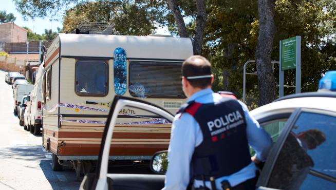 Los Mossos, junto a la caravana donde vivía el presunto asesino.