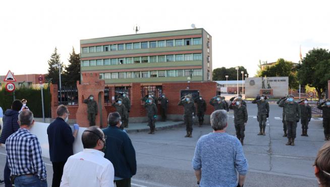 Homenaje de los taxistas a los militares del Regimiento de Pontoneros, en el cuartel Sangenis de Monzalbarba.