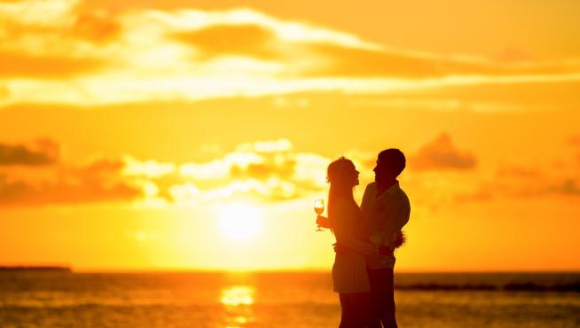 Imágenes como los abrazos en la playa parece propios de otra época
